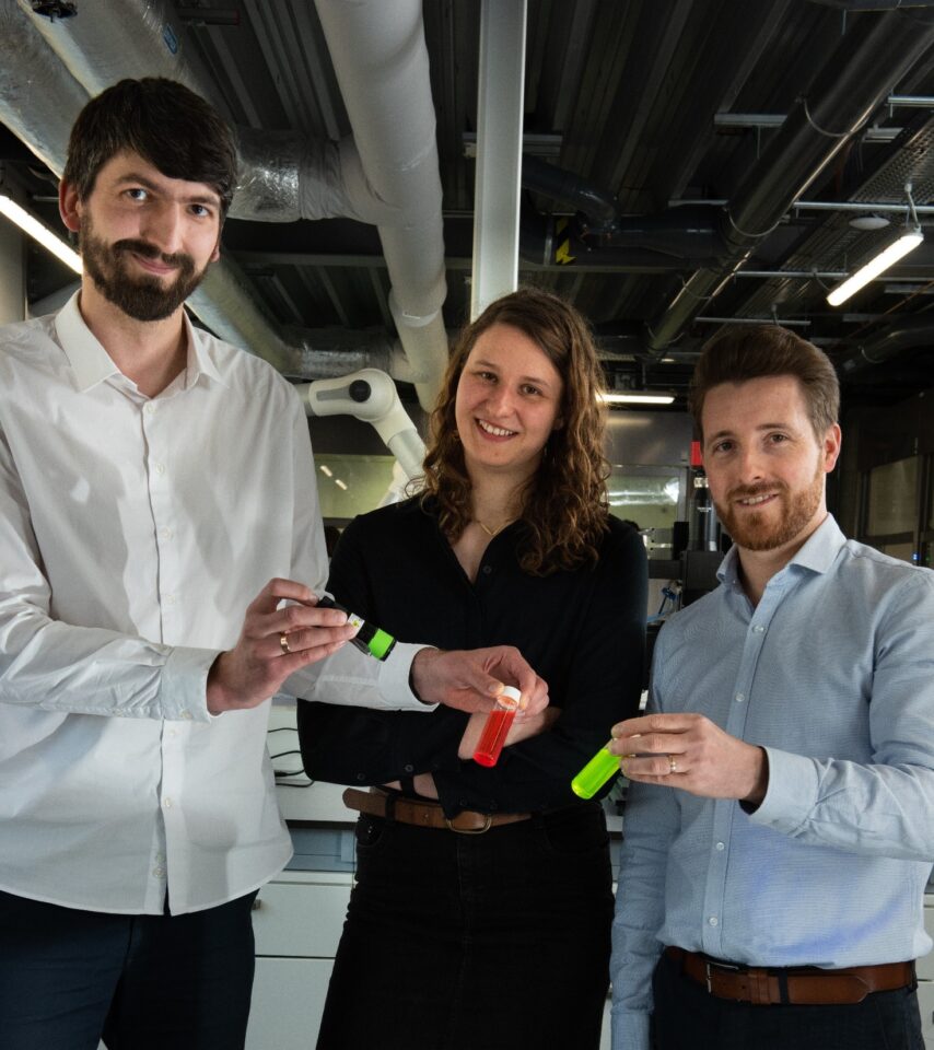 : QustomDot’s founders Igor Nakonechnyi (CPO, left), Kim De Nolf (CEO, middle) and Willem Walravens (CTO, right) presenting luminescent red and green quantum dots